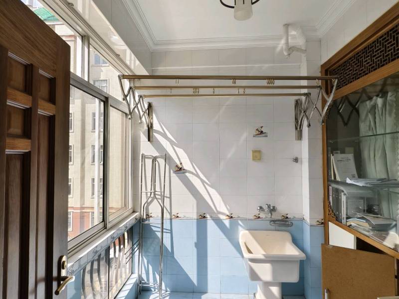 4室2廳2陽(yáng)臺(tái) 福信花園陽(yáng)臺(tái)