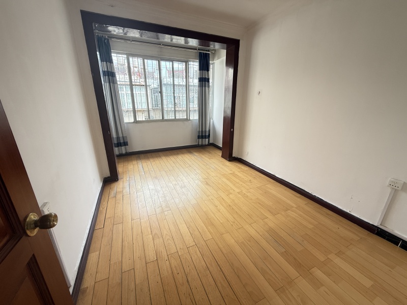 2室2廳1陽臺 嚴(yán)家地小區(qū)搬遷大院臥室