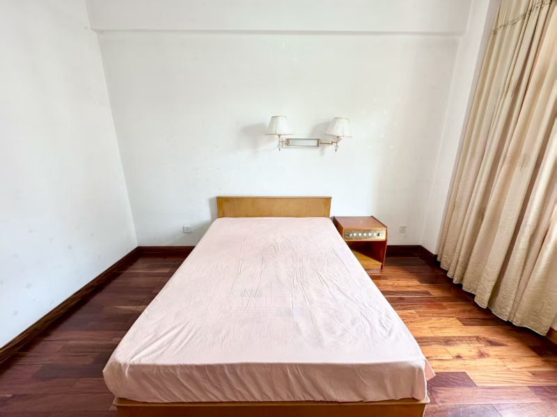 4室2廳2陽臺(tái) 萬源小區(qū)臥室