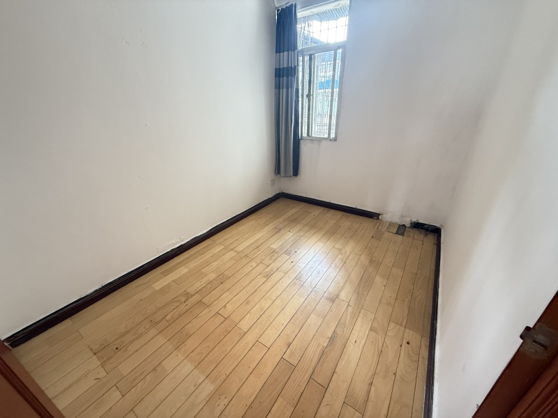 2室2廳1陽臺 嚴(yán)家地小區(qū)搬遷大院臥室