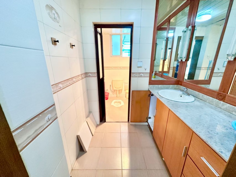 4室2廳2陽臺(tái) 萬源小區(qū)衛(wèi)生間