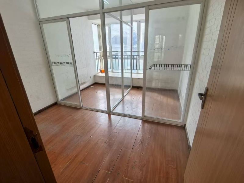 5室2廳2陽臺 世紀(jì)城華春苑臥室