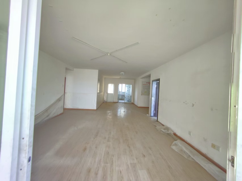 4室2廳2陽臺 世紀城華春苑客廳