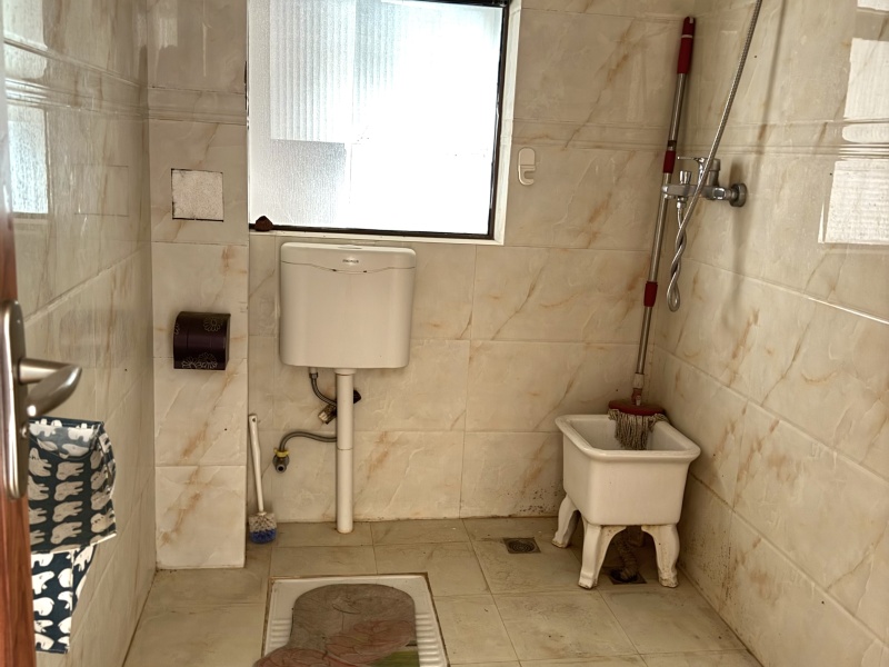 3室1廳1陽臺 西南海天璽苑衛(wèi)生間