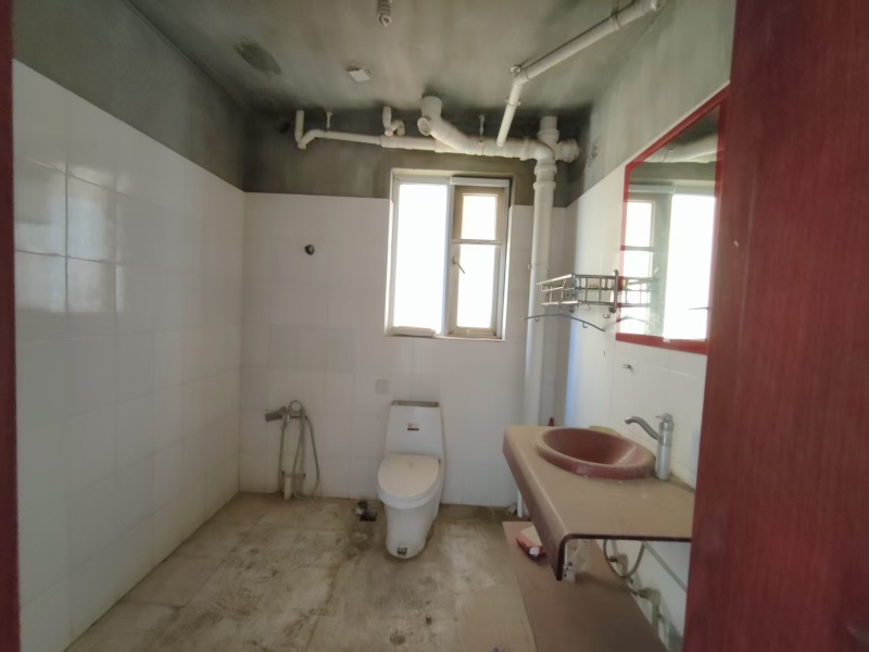 4室2廳2陽臺 世紀城華春苑衛(wèi)生間