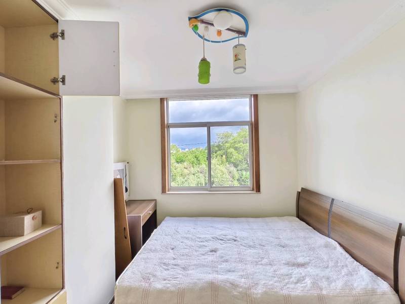 4室2廳2陽(yáng)臺(tái) 福信花園臥室