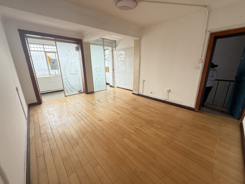 2室2廳1陽臺 嚴(yán)家地小區(qū)搬遷大院客廳