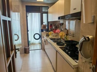 3室2廳1陽(yáng)臺(tái) 醫(yī)大廣場(chǎng)