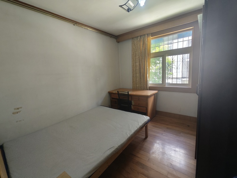 4室2廳1陽臺 寧靜小區(qū)臥室