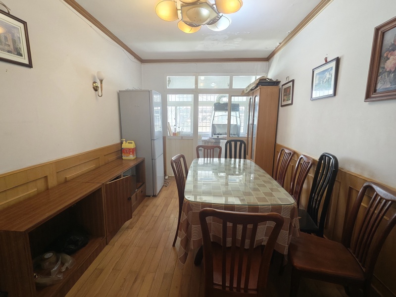 4室2廳1陽臺 寧靜小區(qū)餐廳