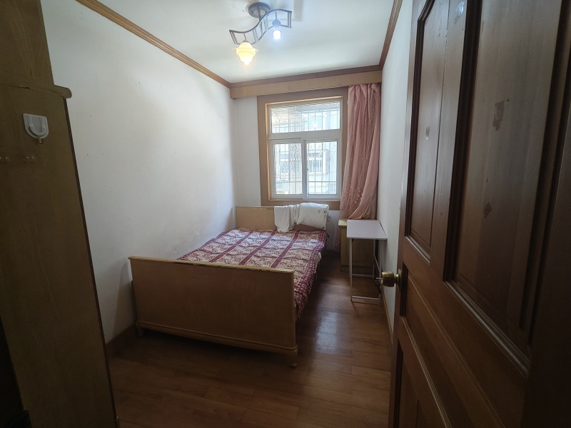 4室2廳1陽臺 寧靜小區(qū)臥室