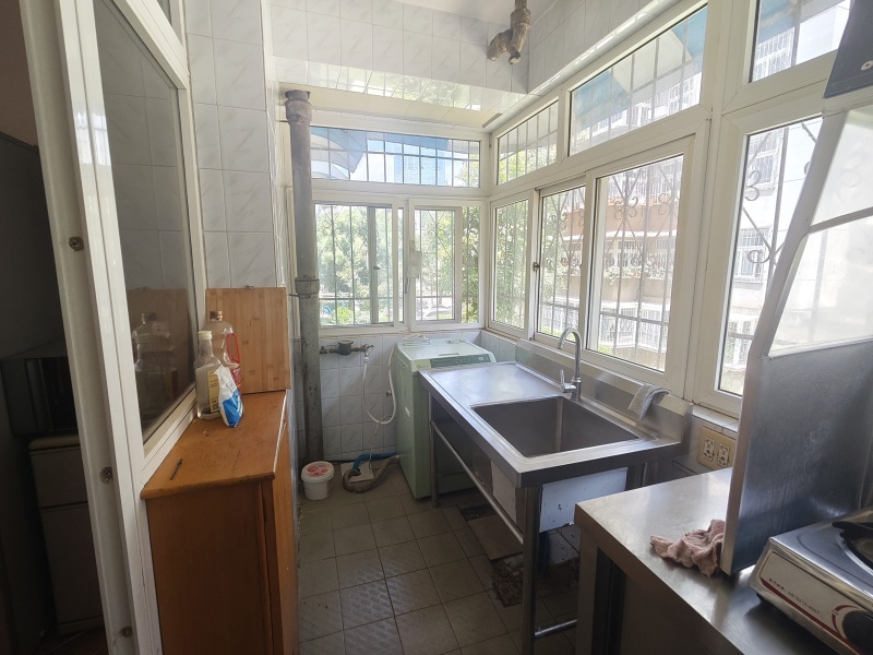 4室2廳1陽臺 寧靜小區(qū)陽臺