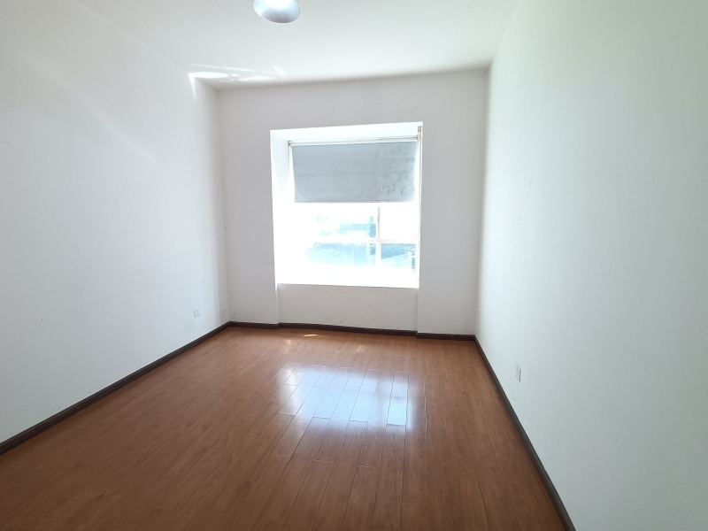 5室2廳2陽臺(tái) 名仕銀航臥室