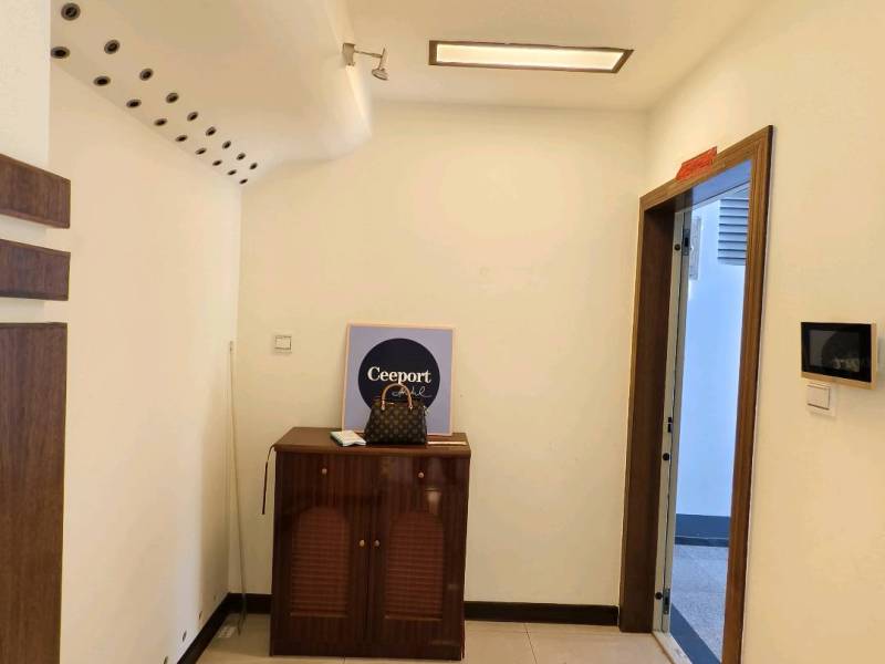 4室2廳2陽(yáng)臺(tái) 福信花園門(mén)廳