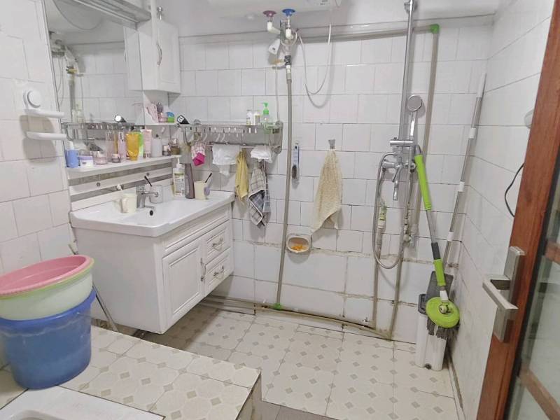 3室2廳1陽臺(tái) 西華小區(qū)春怡里衛(wèi)生間