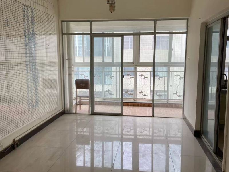 4室2廳2陽(yáng)臺(tái) 幸福花園餐廳