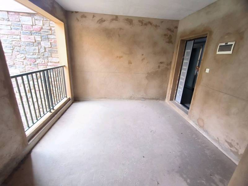 4室2廳2陽臺 平和花園門廳