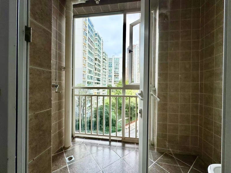 4室2廳2陽(yáng)臺(tái) 云南映象C區(qū)陽(yáng)臺(tái)