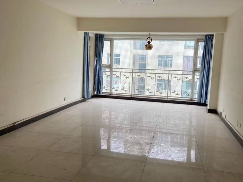 4室2廳2陽(yáng)臺(tái) 幸?；▓@客廳