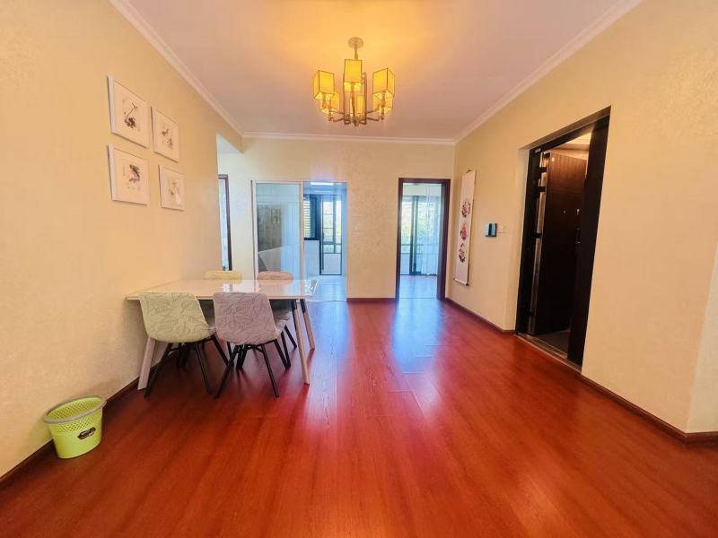 4室2廳2陽臺(tái) 華夏四季二期餐廳