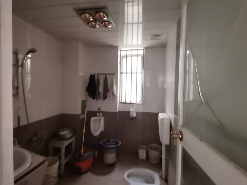 5室2廳2陽臺 云大小區(qū)衛(wèi)生間