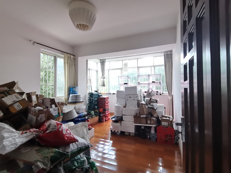 5室2廳2陽臺 云大小區(qū)臥室