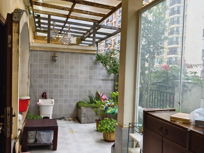 4室2廳4陽臺 玫瑰灣小區(qū)別墅陽臺