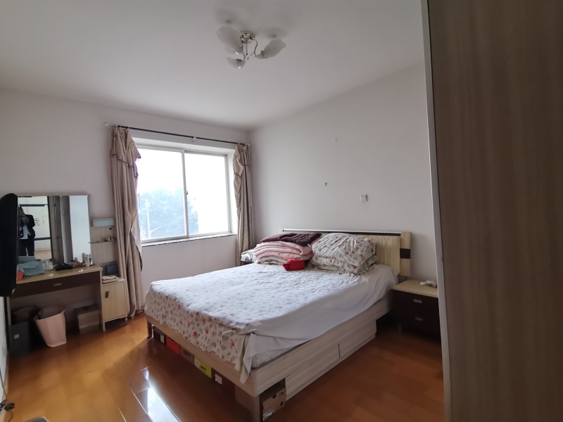 5室2廳2陽臺 云大小區(qū)臥室