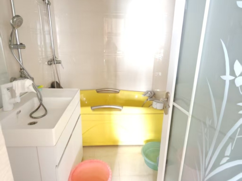 4室2廳2陽臺(tái) 經(jīng)典雙城一期衛(wèi)生間