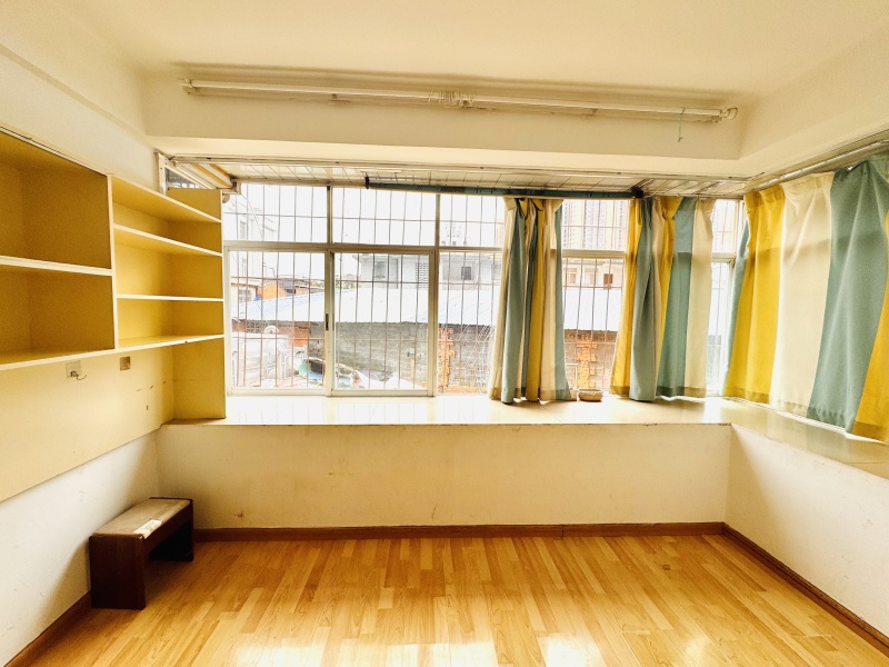 3室1廳1陽臺 穿金路煤機(jī)廠宿舍陽臺