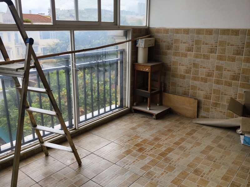 4室2廳4陽臺 玫瑰灣小區(qū)別墅陽臺