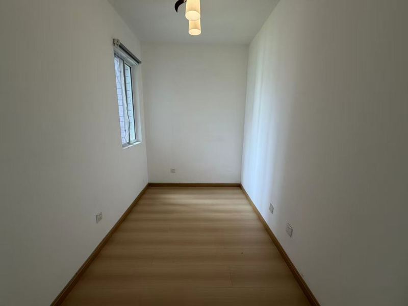 5室2廳2陽(yáng)臺(tái) 世紀(jì)城玉春苑臥室