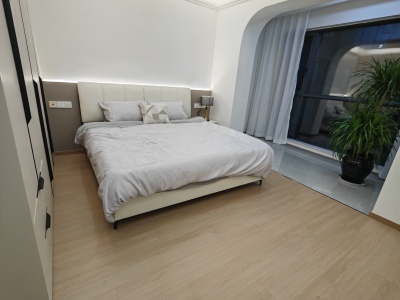 4室2廳4陽(yáng)臺(tái) 藍(lán)光水岸公園