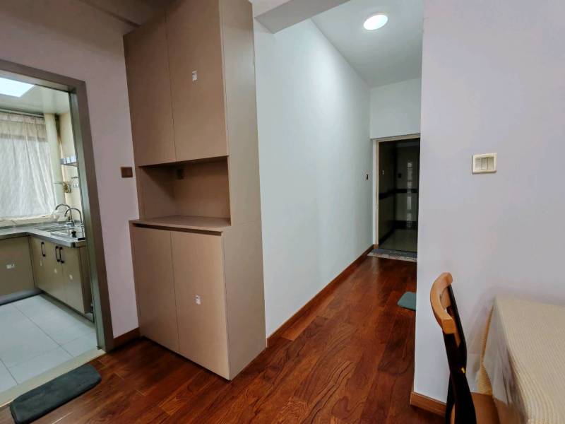 2室2廳2陽臺 世紀(jì)俊園門廳