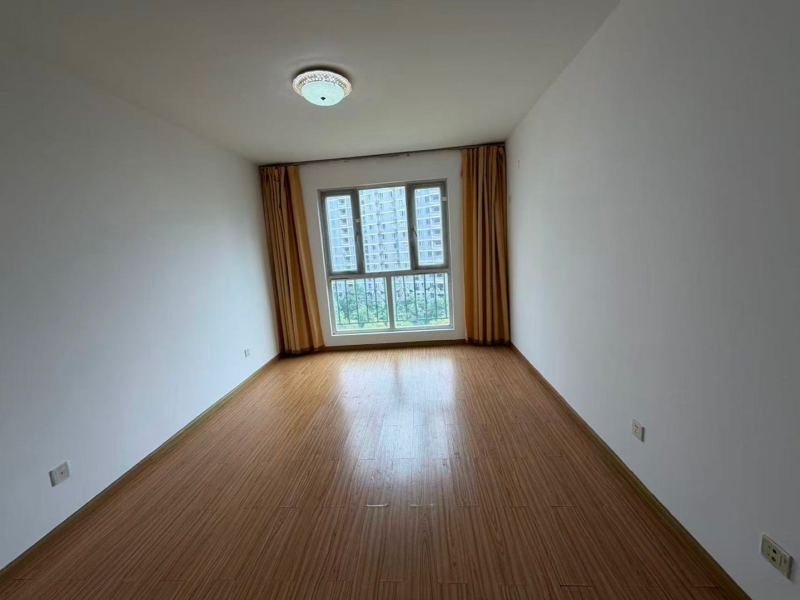 5室2廳2陽(yáng)臺(tái) 世紀(jì)城玉春苑臥室