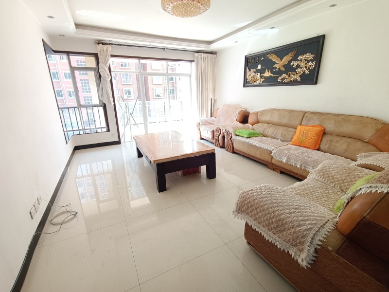 4室2廳1陽臺 佳湖花園客廳