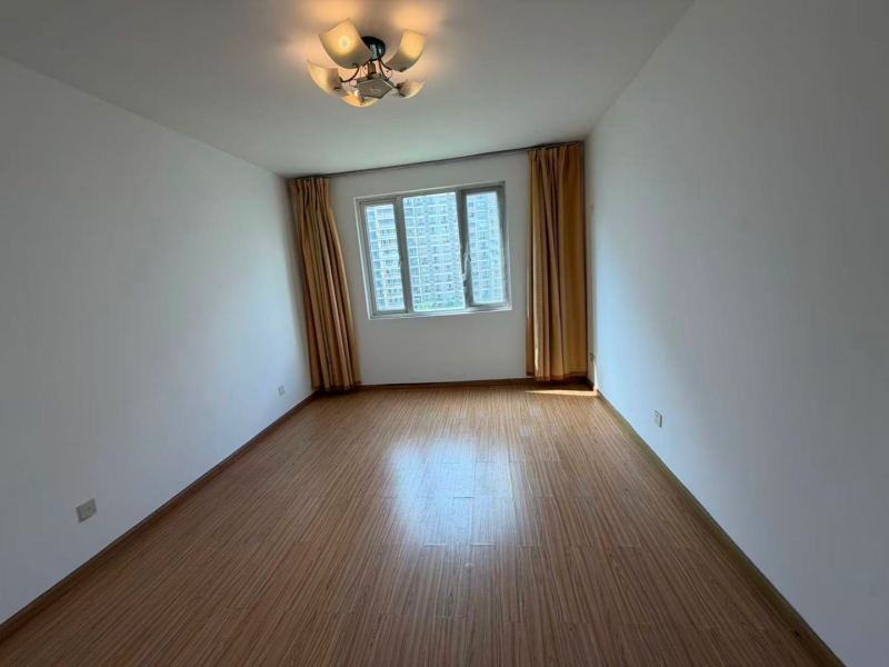 5室2廳2陽(yáng)臺(tái) 世紀(jì)城玉春苑臥室