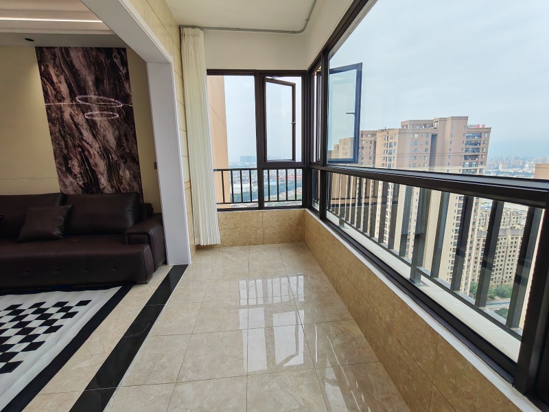 3室2廳2陽臺 金科陽光里陽臺