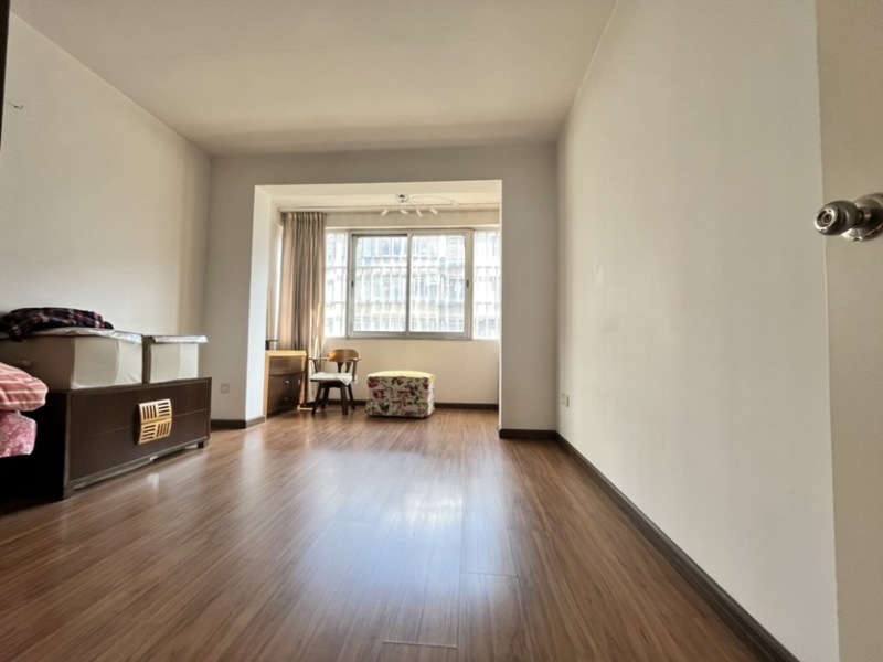 4室2廳1陽臺 船房小區(qū)臥室