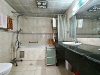 4室2廳3陽臺(tái) 百大國(guó)際花園衛(wèi)生間