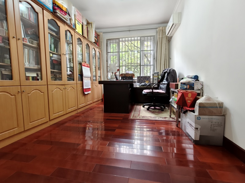 4室2廳3陽臺(tái) 百大國(guó)際花園臥室