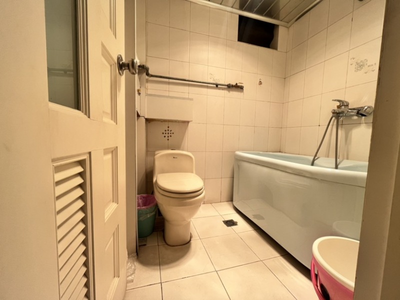 4室2廳1陽臺 船房小區(qū)衛(wèi)生間