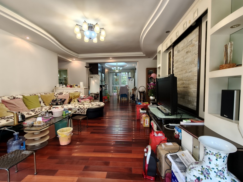 4室2廳3陽臺(tái) 百大國(guó)際花園客廳