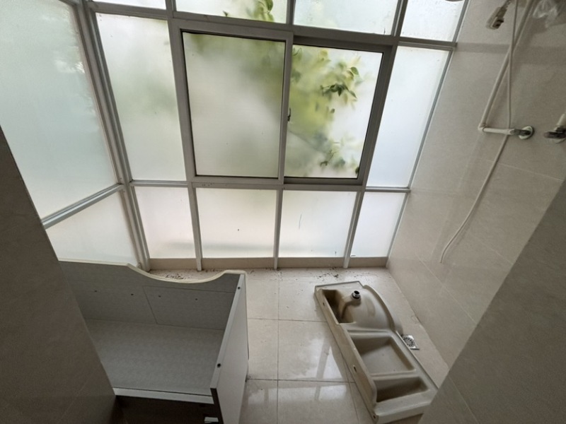 11室1廳1陽臺(tái) 華龍人家陽臺(tái)