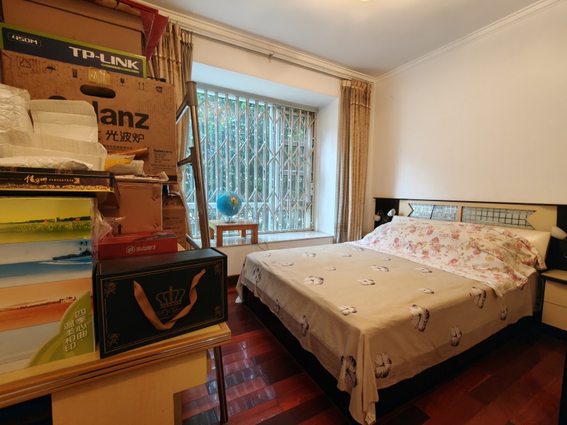 4室2廳3陽臺(tái) 百大國(guó)際花園臥室