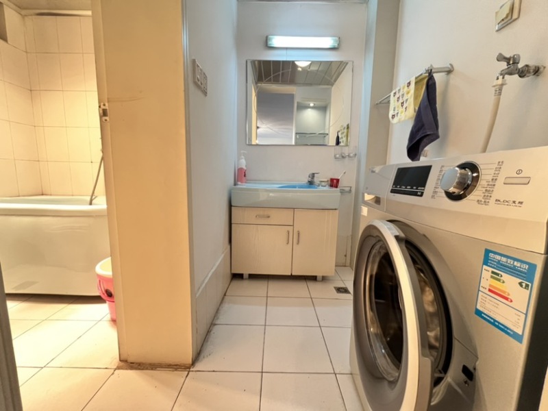 4室2廳1陽臺 船房小區(qū)衛(wèi)生間