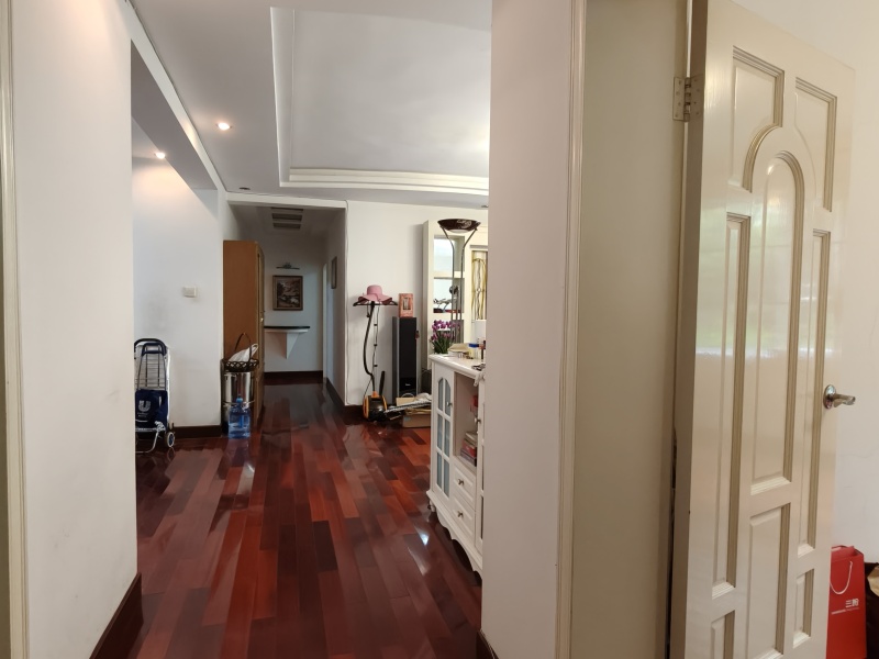 4室2廳3陽臺(tái) 百大國(guó)際花園客廳