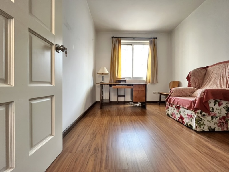 4室2廳1陽臺 船房小區(qū)臥室