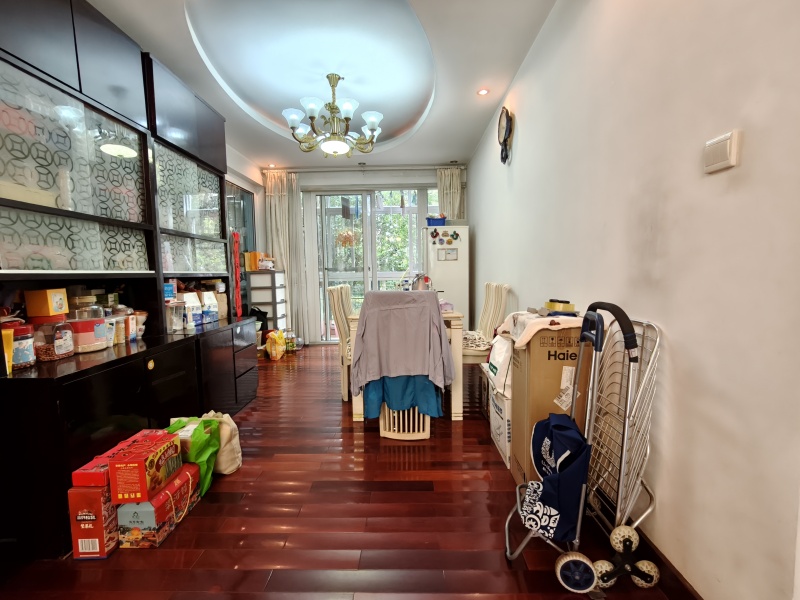 4室2廳3陽臺(tái) 百大國(guó)際花園餐廳