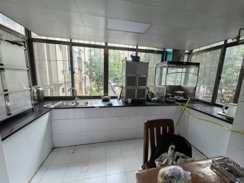 4室2廳2陽(yáng)臺(tái) 秋苑小區(qū)廚房